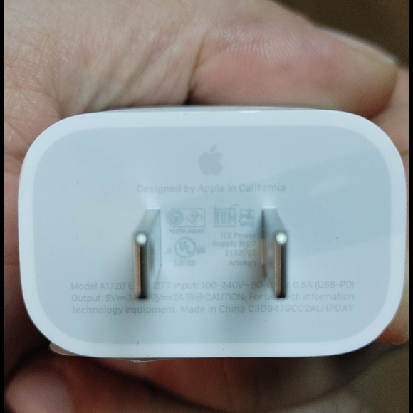 Apple TYPE C charging block - Picture 2 of 3